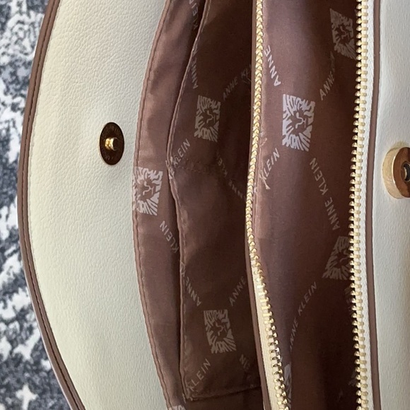 Anne Klein Off White and Gold Shoulder Bag with Chain Details Like New! - Picture 9 of 14